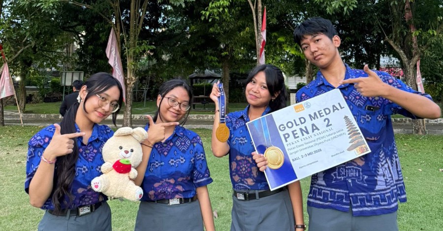 Hadirkan "NUMA" Boneka Pereda Stres, Tim Peneliti Muda Smansa Raih Gold Medal Pekan Essay Nasional 2026