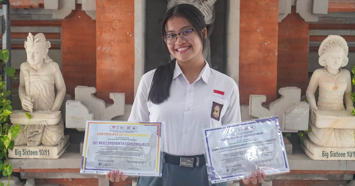 Siswi SMA Negeri 1 Denpasar, Anak Agung Sagung Arkisya Mashayyu Santini, Raih Best Presentation Project di IYEN 2025 dengan Inovasi "HyPlay"