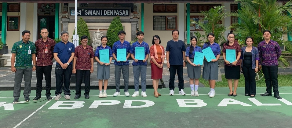 SMA Negeri 1 Denpasar Bagikan Rapor Kelas X dan XI, Apresiasi Siswa Berprestasi dengan Beasiswa