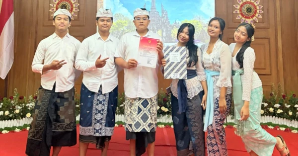 Tim LEGUBRIK SMAN 1 Denpasar Raih Juara Harapan I Lewat Inovasi Briket Antinyamuk Berbahan Limbah Canang